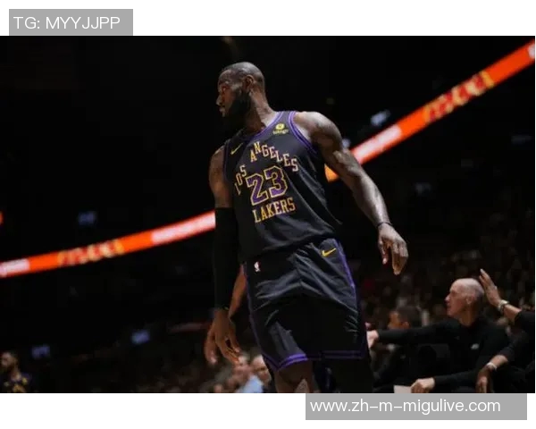 热火与湖人激战正酣雨中对决展现篮球魅力与团队精神